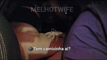 ALEM DE FICAR DE MOTORISTA ENQUANTO EU CHUPAVA O AMIGO, O MARIDO TEVE QUE EMPRESTAR A CAMISINHA PRO MACHO PODER ME COMER GOSTOSO NO CARRO