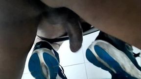 NO BANHEIRO DA BALADA DOIS MACHOS FAZENDO TROCA TROCA.