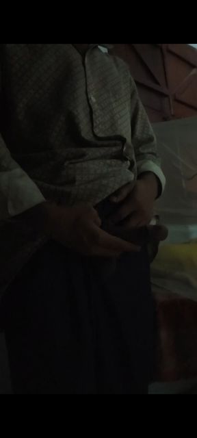 Vah ladka Apne kamre mein apni ling ki masaj Karta hai taki vah bada aur Lamba dikhe aur kasht manmohit karta hai