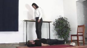 Slave under the feet of Mistress Natasa mp4 Barefoot