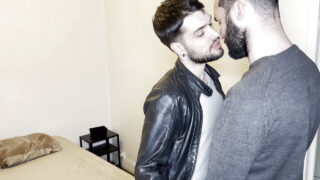 Amatőr szőrös csajok intenzív szopást biztosítanak, és forró, csupasz hátú krémekkel töltik meg magukat.