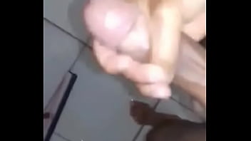 F&atilde_ batendo uma punheta no banho