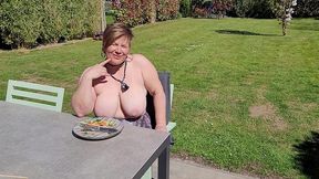 c est agreable de manger seins nus sur la terrasse