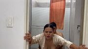 Me pilló mi hermanastra viéndola en la ducha y me hace follarmela para no chivarse a mi padre