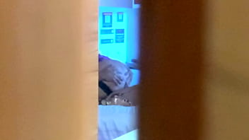 Conheci um rapaz no litoral, e ele veio visitar-me. Acab&aacute_mos por fazer sexo num hotel. Convenceu-me a enfiar o pau dele em mim sem preservativo.Acabou por gozar dentro de mim.