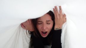 the stepmother exposed her ass hole, but experienced an orgasm and was noticed!
