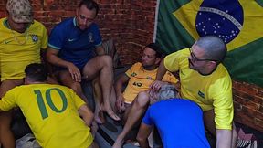 trepando com os colegas durante transmissao do jogo de futebol da selecao brasileira. - 01