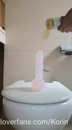 Estoy muy mojada , mira como entra esta polla en mi coño mojado , joder que placer , estoy muy mojada casi como un squirt , me pongo de frente y de espaldas para que me veas bien como me folla esta p…