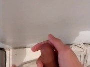 Me masturbo y me corro en la pared