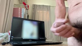 某snsでファンの女性から送られてきた動画を見ながらオナニーする変態おじさん