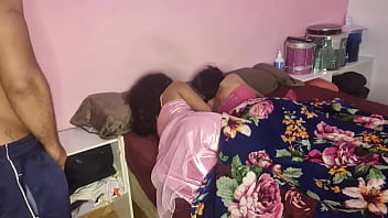 enteadas fofas recebendo visita do padrasto.