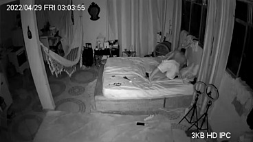Câmera fraga um casal fudendo na madrugada