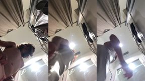 dans la cabine d’une galerie commerciale vous etes a mes pieds j’espere ...