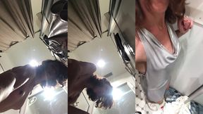 dans la cabine d’une galerie commerciale vous etes a mes pieds j’espere ...