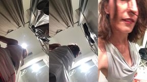 dans la cabine d’une galerie commerciale vous etes a mes pieds j’espere ...