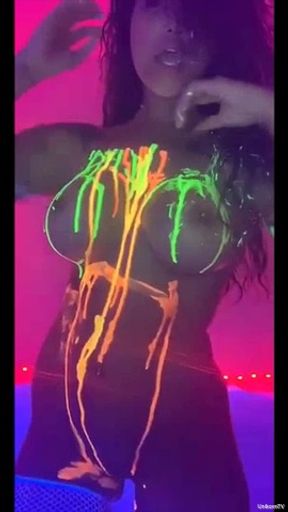 (🚨FREE VIDEO TO SUBSCRIBERS🚨) 7:21 minutes of me playing with neon paints, on my body, while I satisfy my pussy with vibrator!  Marcela Guzman