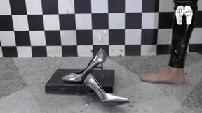 DvD-Player under metal Heels