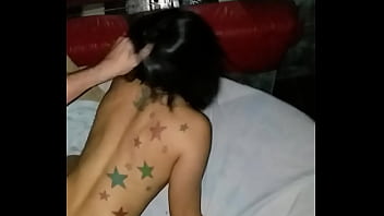 NOVINHA TATUADA, FAZENDO ANAL COM DIABO LOIRO