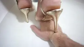 Step on the bathtub on your hands