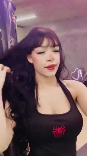 Amateur with big ass shows off her curves