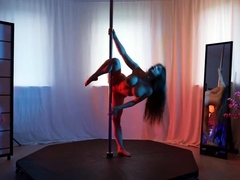 Bodacious pole dancer puts on fantastic show on webcam