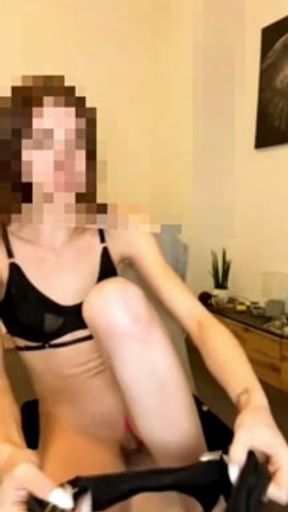 مصرية أمورة بتصور فيديو لزميلها أنا حلبسلك الهدية بتاعك