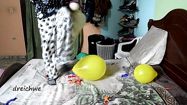 Game in bed with colorful balloons