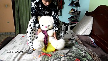 Game in bed with colorful balloons