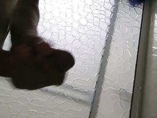 Polla rasurada se masturba viendo porno en el baño gran eyaculación