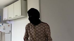 faveladinho entra na minha casa para roubar so que ver eu deitada peladinha em troca do roubo come minha pepeca