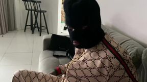 faveladinho entra na minha casa para roubar so que ver eu deitada peladinha em troca do roubo come minha pepeca