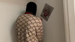 faveladinho entra na minha casa para roubar so que ver eu deitada peladinha em troca do roubo come minha pepeca