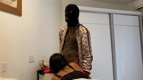 faveladinho entra na minha casa para roubar so que ver eu deitada peladinha em troca do roubo come minha pepeca
