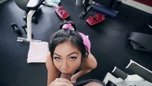 I Know That Girl - Kendra Spade posing at the gym in HD