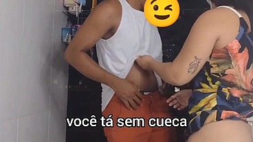 Limpado o banheiro fazendo vídeo pra internet, ele entrou no banheiro e vídeo virou adulto