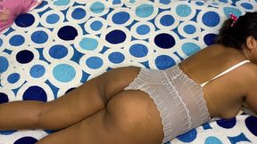 mayemarc1 - deitada de costa dando minha bunda por tras