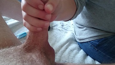 Schwanzmassage von einer bekleideten Kollegin