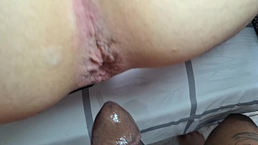 Negão dotado fudendo o branquinho do rabão, até deixar ele com o cu cheio de porra , sexo bareback.