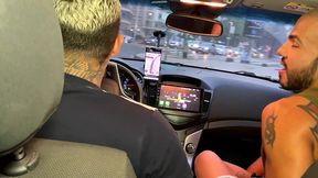 motorista de uber ganha mamada no carro e pede pra fuder minha bunda em casa