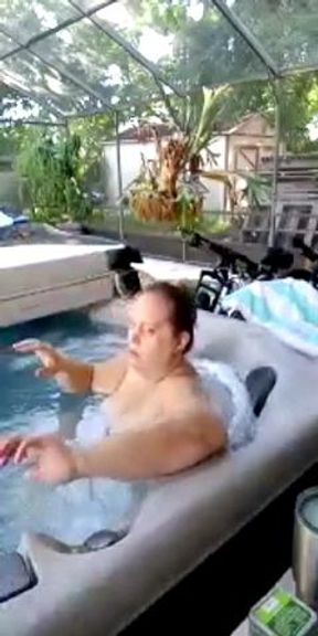 Hot tub live w/sex