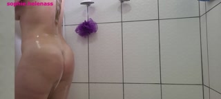 Blonde gets into the shower wearing leggings and shakes her hips listening to Funk