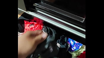 revisando el cajon de ropa interior de mi suegra parte 1