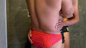 en el curso de natacion haciamos competencias de quien hacia las mejores toninas, trolls, dorso... pero ya que vi sus manas, ahora yo y omar competimos quien se lo detona mejor