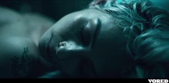 Nadržený doktor šuká partnera v laboratoři, než ho porodí CELÁ SCÉNA