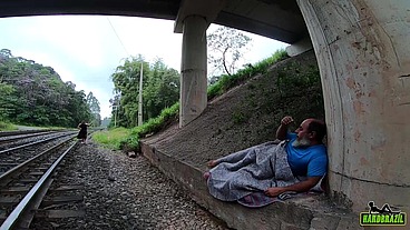 Na caminhada para casa evangélica encontra mendigo de baixo da ponte e faz caridade - Mary RedQueen - Sandro Lima