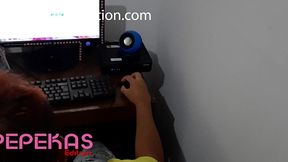 vivi guedez oficial chamou seu melhor amigo que tecnico de informatica para conserta seu computador na sua casa. mas acabou surpreendendo ele com cha de buceta. o seu amigo ficou