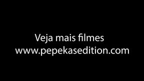 vivi guedez oficial chamou seu melhor amigo que tecnico de informatica para conserta seu computador na sua casa. mas acabou surpreendendo ele com cha de buceta. o seu amigo ficou