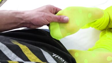 orgasme i nylonstrømper. Han knepper min våde fisse og spermer i mig.