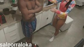 sobrinha aproveita que sua tia vai toma banho e comeca da em cima do tio, e esposa flagra os dois fodendo na cozinha,e a sobrinha que pego o tio foi obrigada a pegar a tia (part 2)
