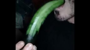 TRAGO UN PEPINO GARGANTA PROFUNDA